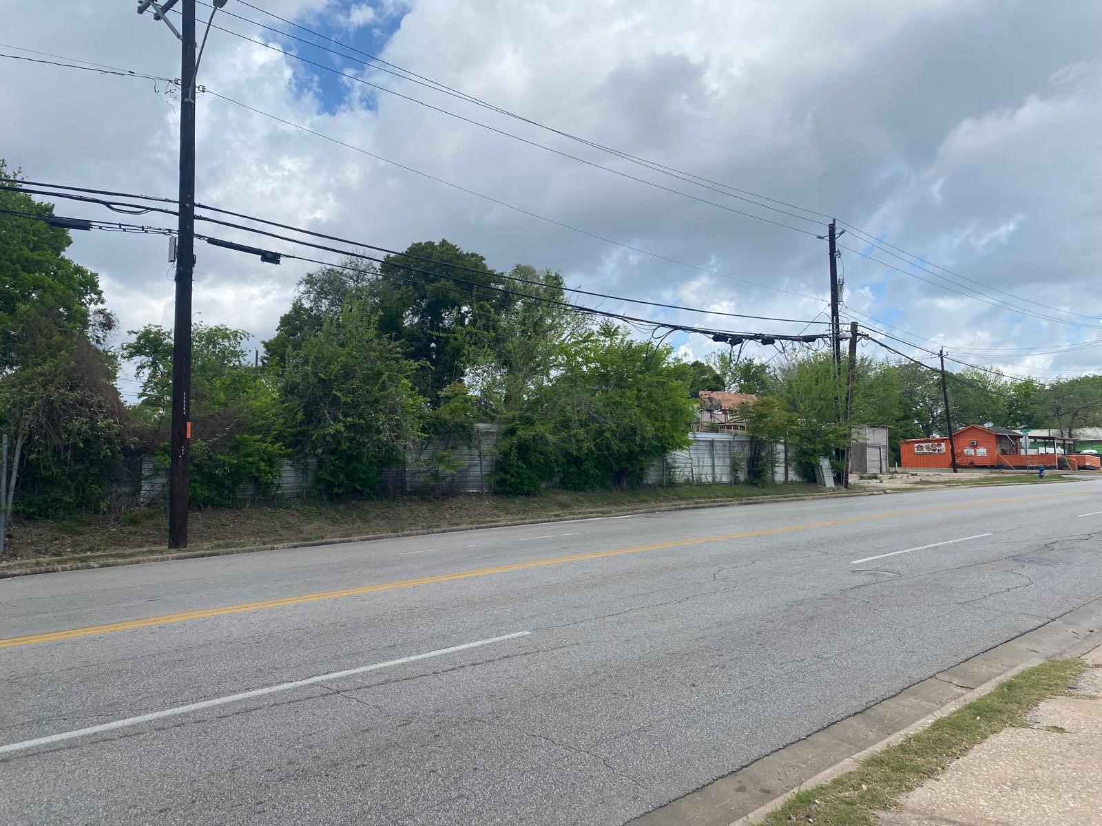204 South 75th Street Houston, TX 77011 - Photo 7 of 15 a backyard of a house with lots of green space and palm tree