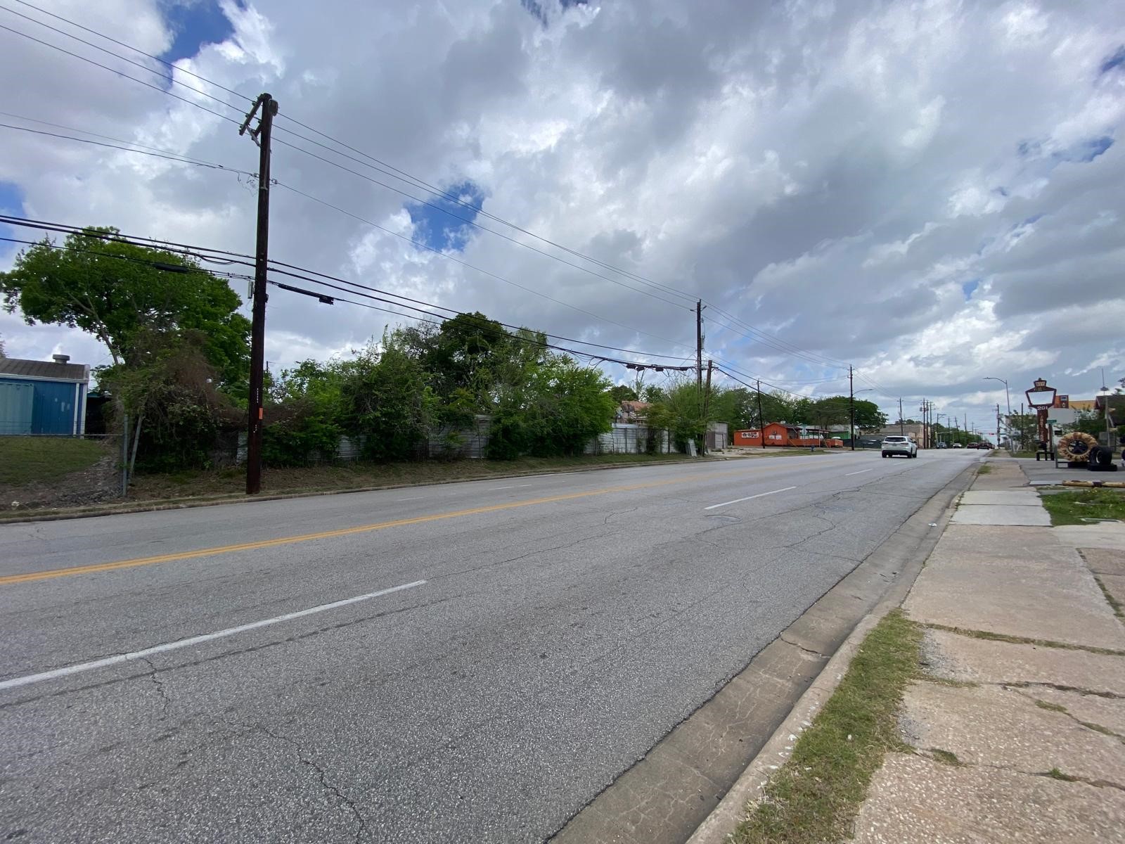 204 South 75th Street Houston, TX 77011 - Photo 10 of 15 a view of a street with a building in the background