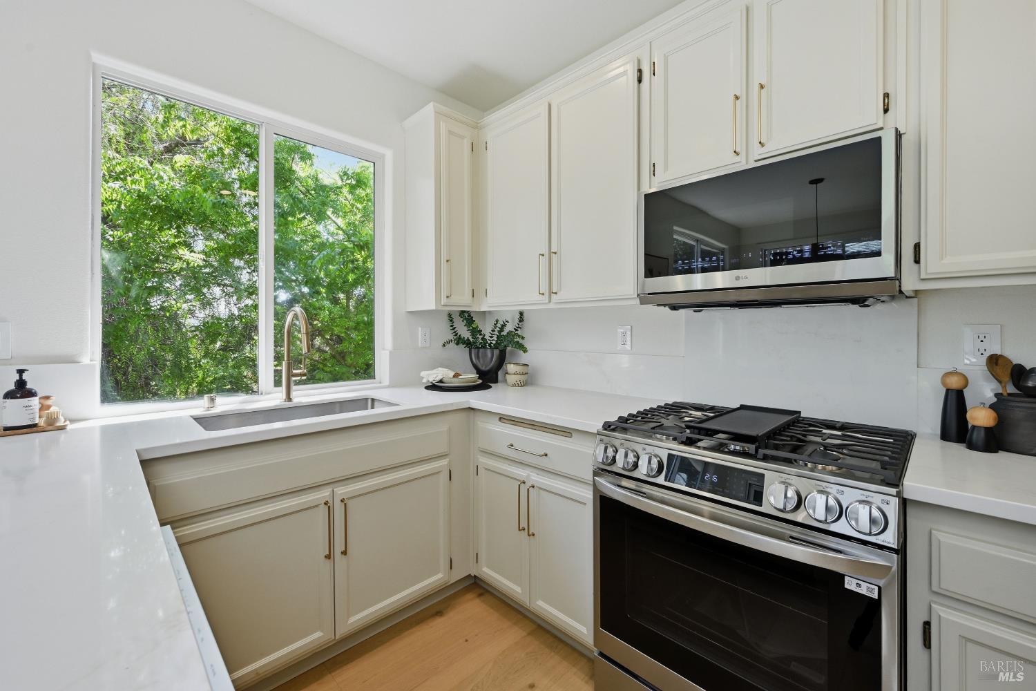 5682 Raters Drive Santa Rosa, CA 95409 - Photo 7 of 36