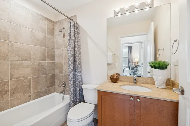 $374,000 | 2472 West Foster Avenue, Unit 209, Chicago, IL 60625