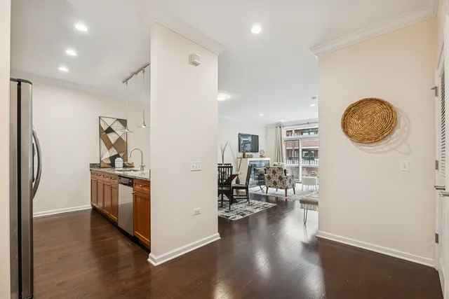 $374,000 | 2472 West Foster Avenue, Unit 209, Chicago, IL 60625