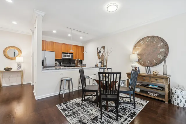 $374,000 | 2472 West Foster Avenue, Unit 209, Chicago, IL 60625