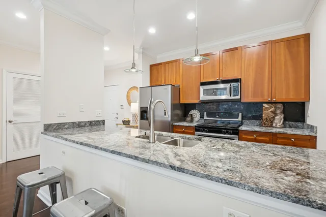 $374,000 | 2472 West Foster Avenue, Unit 209, Chicago, IL 60625