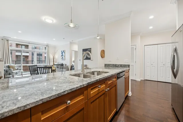 $374,000 | 2472 West Foster Avenue, Unit 209, Chicago, IL 60625