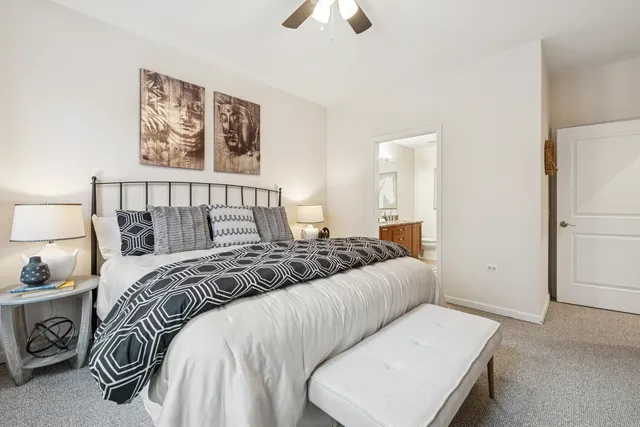 $374,000 | 2472 West Foster Avenue, Unit 209, Chicago, IL 60625