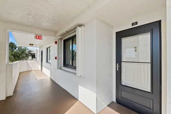 $135,000 | 3138 Via Poinciana, Unit 410, Lake Worth, FL 33467