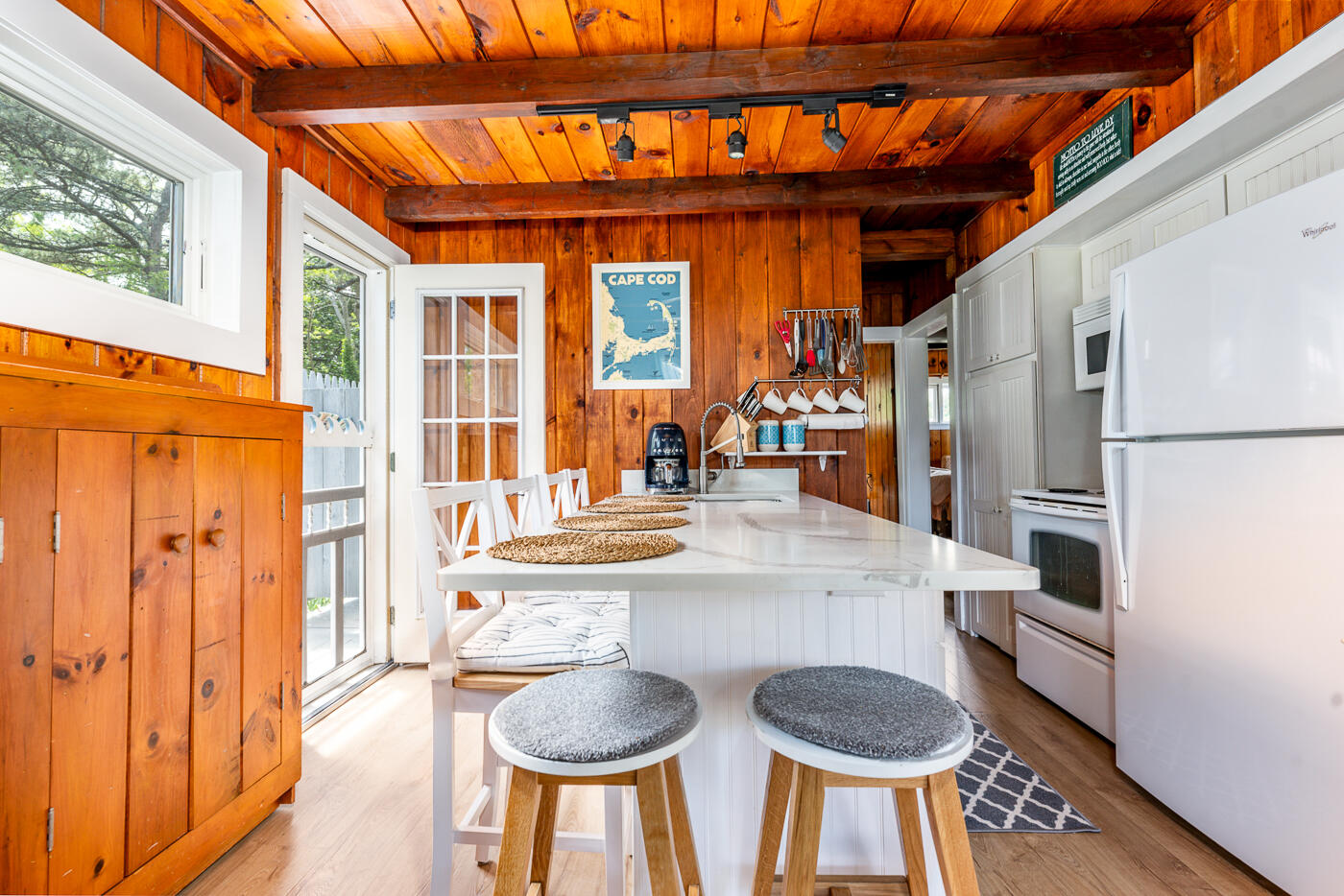 370 Wilson Avenue, Unit 4 Wellfleet, MA 02667 - Photo 14 of 35 livroom4