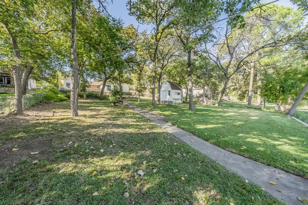$749,999 | 300 Shoreline Drive, Azle, TX 76020
