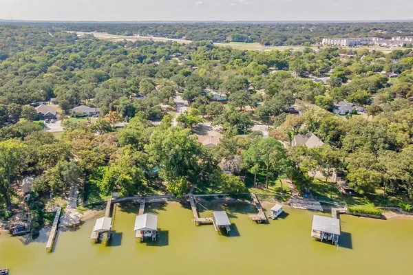 $749,999 | 300 Shoreline Drive, Azle, TX 76020