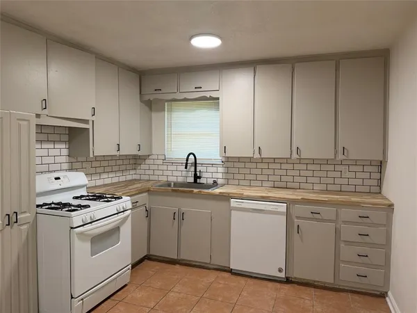 $1,650 | 2800 West Fuller Avenue, Fort Worth, TX 76133