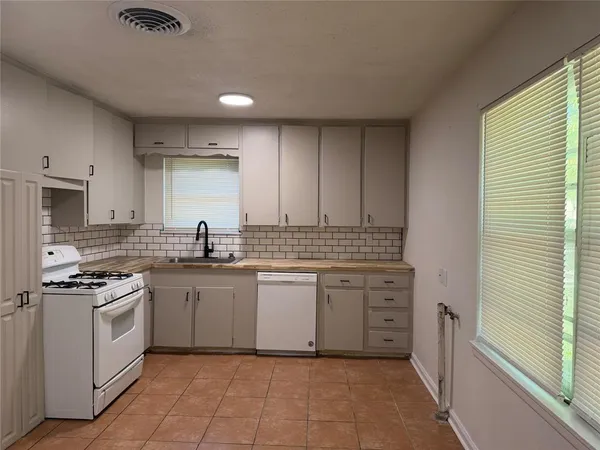 $1,650 | 2800 West Fuller Avenue, Fort Worth, TX 76133