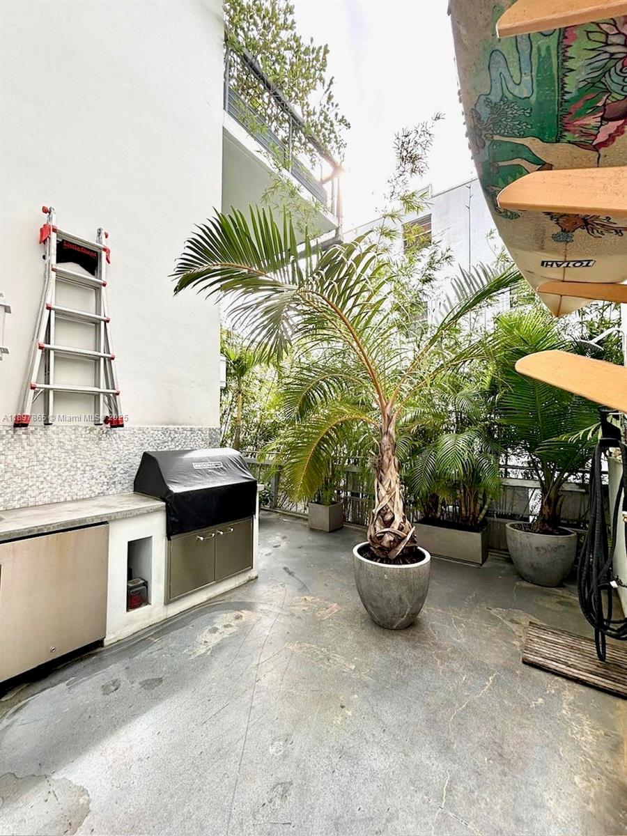 221 Jefferson Avenue, Unit 4 Miami Beach, FL 33139 - Photo 27 of 34 a view of a patio and a fountain