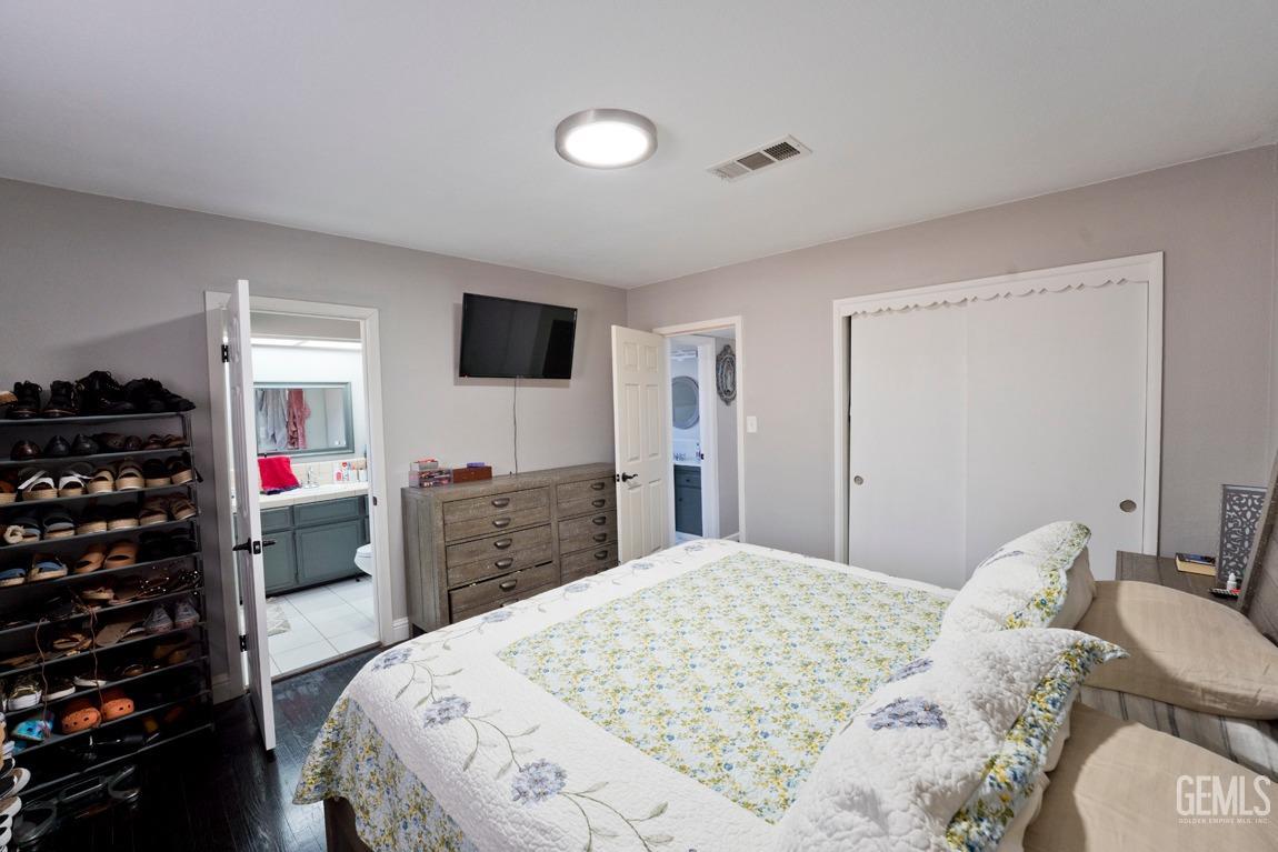 Undisclosed Address Bakersfield, CA 93306 - Photo 19 of 20 a bedroom with a bed and a flat screen tv
