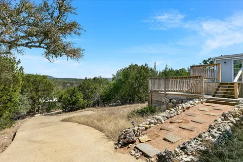 a view of a backyard
