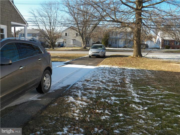 227 Brookhaven Road Brookhaven, PA 19015 - Photo 3 of 25 Driveway