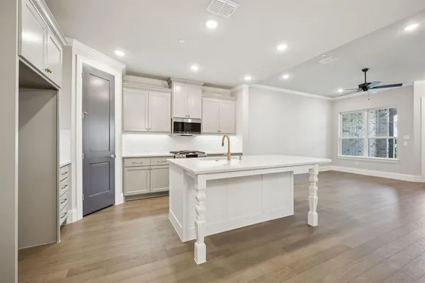 $599,000 | 305 Sunset Lane, Unit 102, Fort Worth, TX 76114