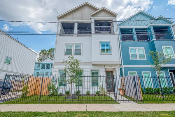 $4,400 | 909 A West 35th Street, Unit A, Houston, TX 77018