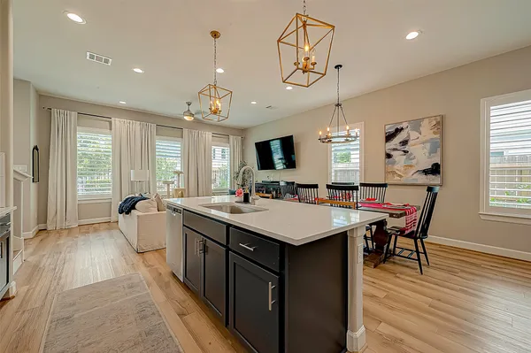 $4,400 | 909 A West 35th Street, Unit A, Houston, TX 77018