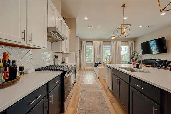 $4,400 | 909 A West 35th Street, Unit A, Houston, TX 77018