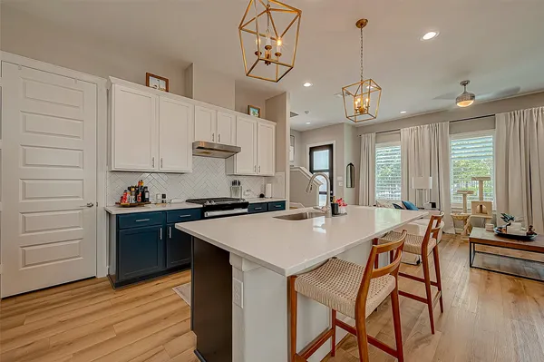 $4,400 | 909 A West 35th Street, Unit A, Houston, TX 77018