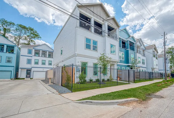 $4,400 | 909 A West 35th Street, Unit A, Houston, TX 77018