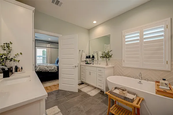 $4,400 | 909 A West 35th Street, Unit A, Houston, TX 77018