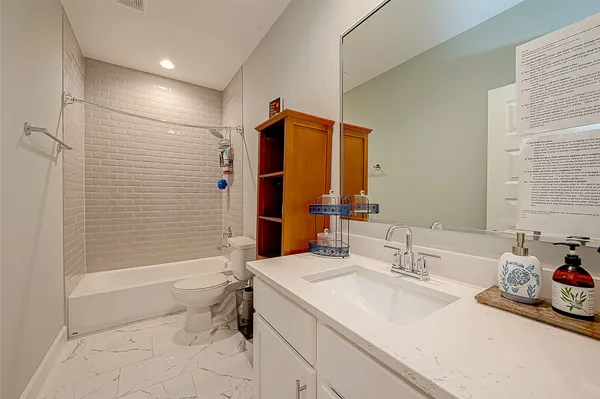 $4,400 | 909 A West 35th Street, Unit A, Houston, TX 77018