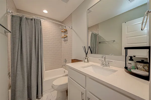 $4,400 | 909 A West 35th Street, Unit A, Houston, TX 77018