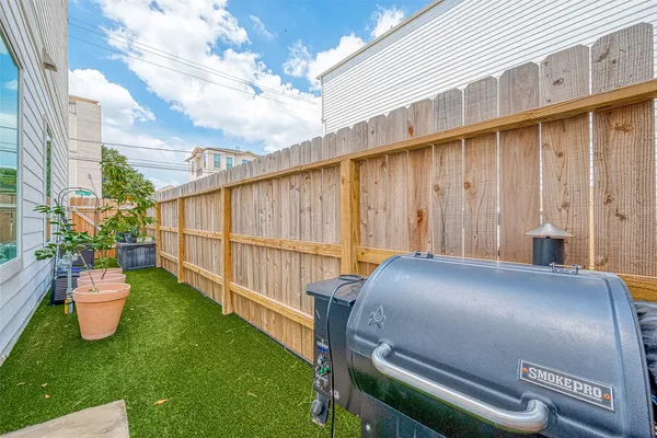 $4,400 | 909 A West 35th Street, Unit A, Houston, TX 77018