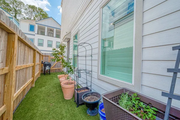 $4,400 | 909 A West 35th Street, Unit A, Houston, TX 77018