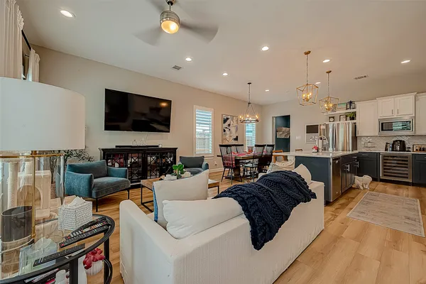 $4,400 | 909 A West 35th Street, Unit A, Houston, TX 77018