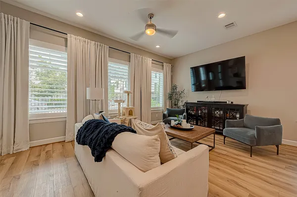 $4,400 | 909 A West 35th Street, Unit A, Houston, TX 77018