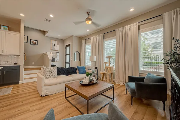 $4,400 | 909 A West 35th Street, Unit A, Houston, TX 77018