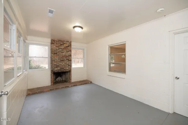 an empty room with windows and pillars in it