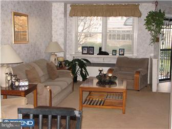 156 Copley Road Upper Darby, PA 19082 - Photo 2 of 11 Living Room