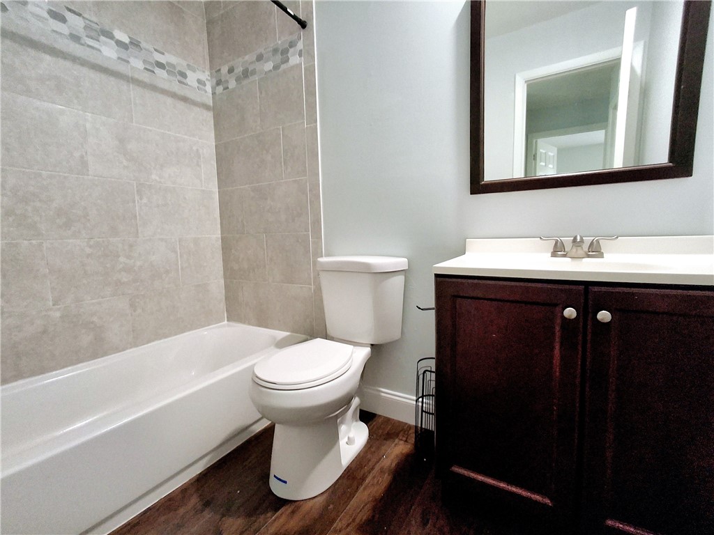 1110 10th Place Vero Beach, FL 32960 - Photo 15 of 18 a bathroom with a toilet a sink and bathtub