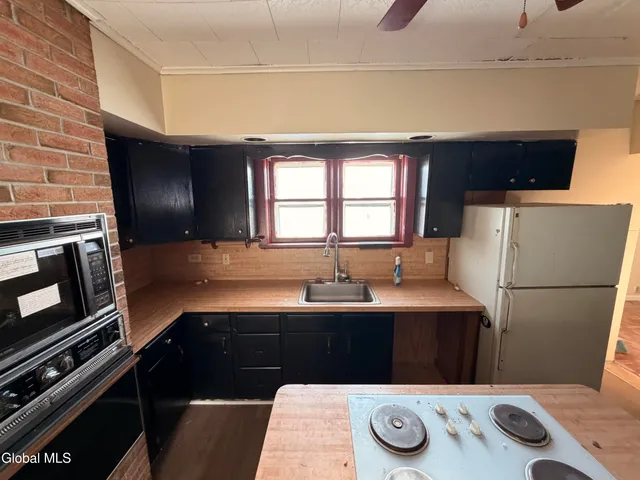 $1,300 | 8 Bayard Street, Unit DOWN, Amsterdam, NY 12010