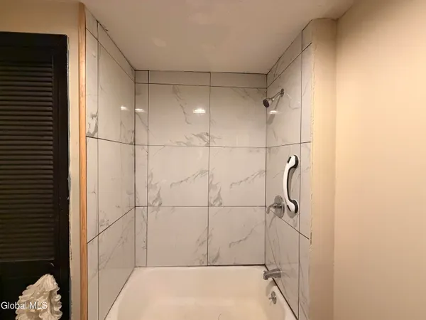 $1,300 | 8 Bayard Street, Unit DOWN, Amsterdam, NY 12010