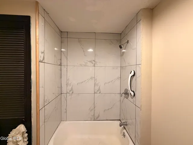 $1,300 | 8 Bayard Street, Unit DOWN, Amsterdam, NY 12010