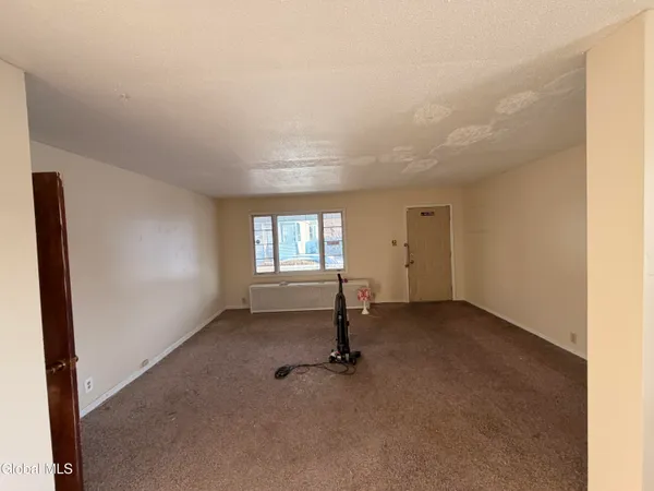 $1,300 | 8 Bayard Street, Unit DOWN, Amsterdam, NY 12010