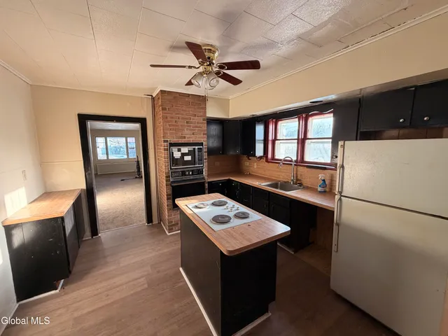 $1,300 | 8 Bayard Street, Unit DOWN, Amsterdam, NY 12010