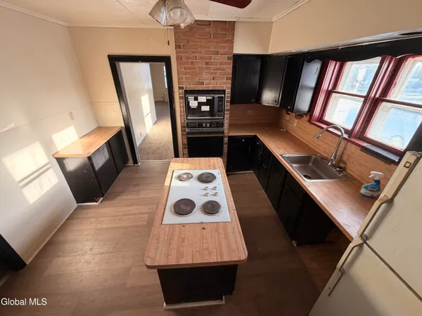 $1,300 | 8 Bayard Street, Unit DOWN, Amsterdam, NY 12010