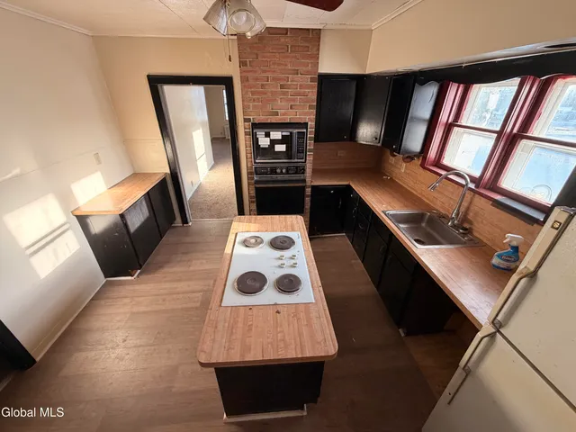 $1,300 | 8 Bayard Street, Unit DOWN, Amsterdam, NY 12010