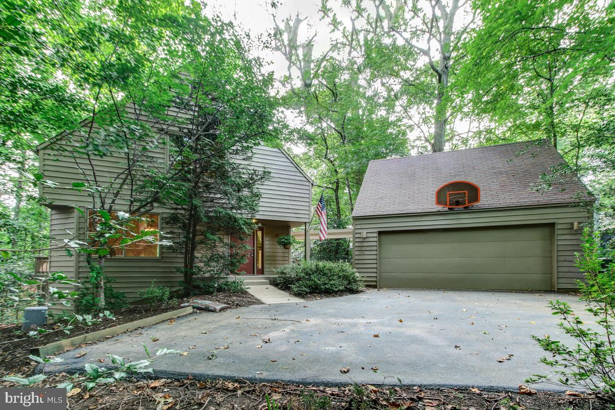 2269 Compass Point Lane Reston, VA 20191 - Photo 2 of 35 You will love this contemporary home!