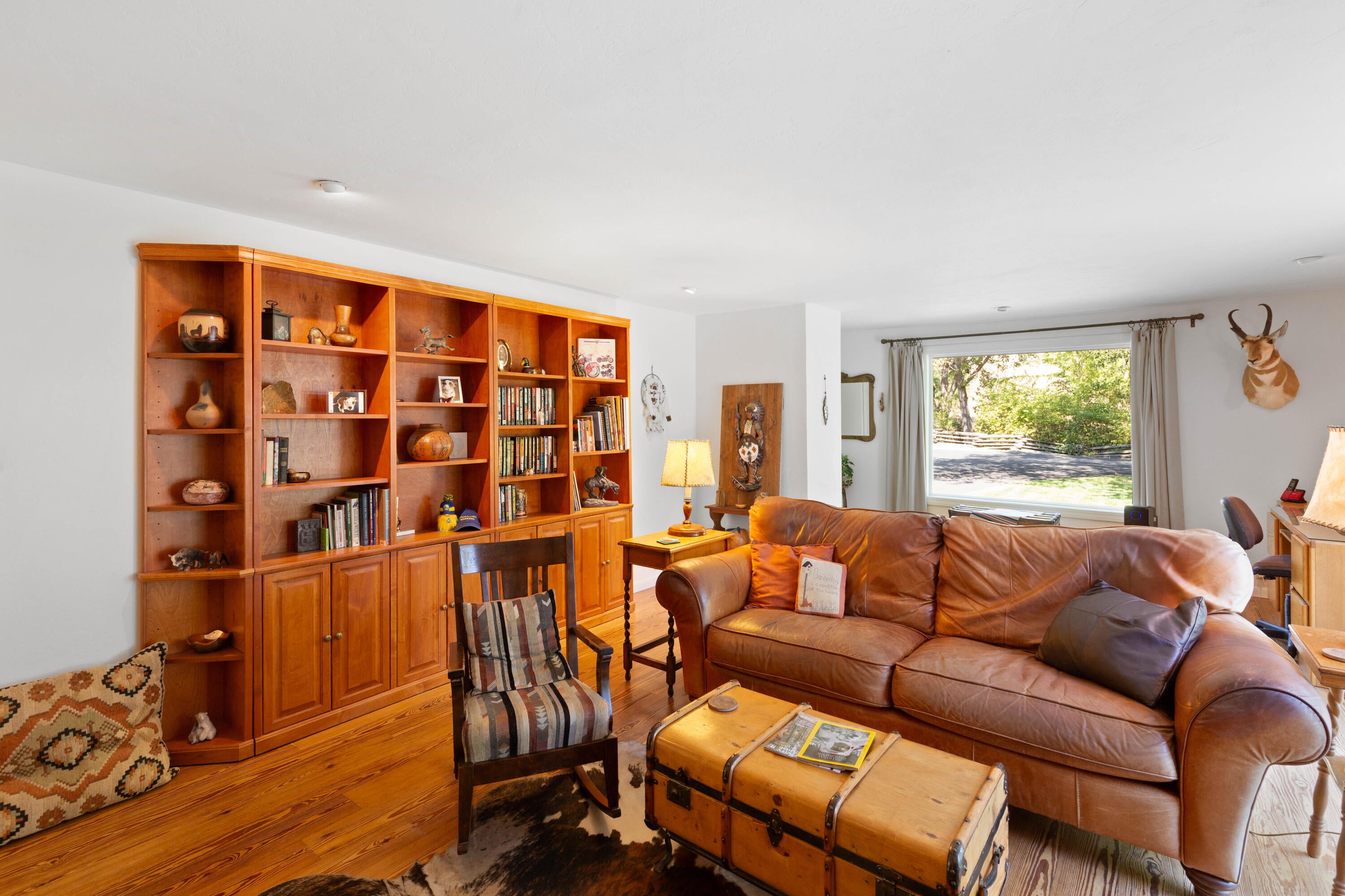 3808 Andrews Road Medford, OR 97501 - Photo 17 of 32 Living room_Front window_CU9A6174