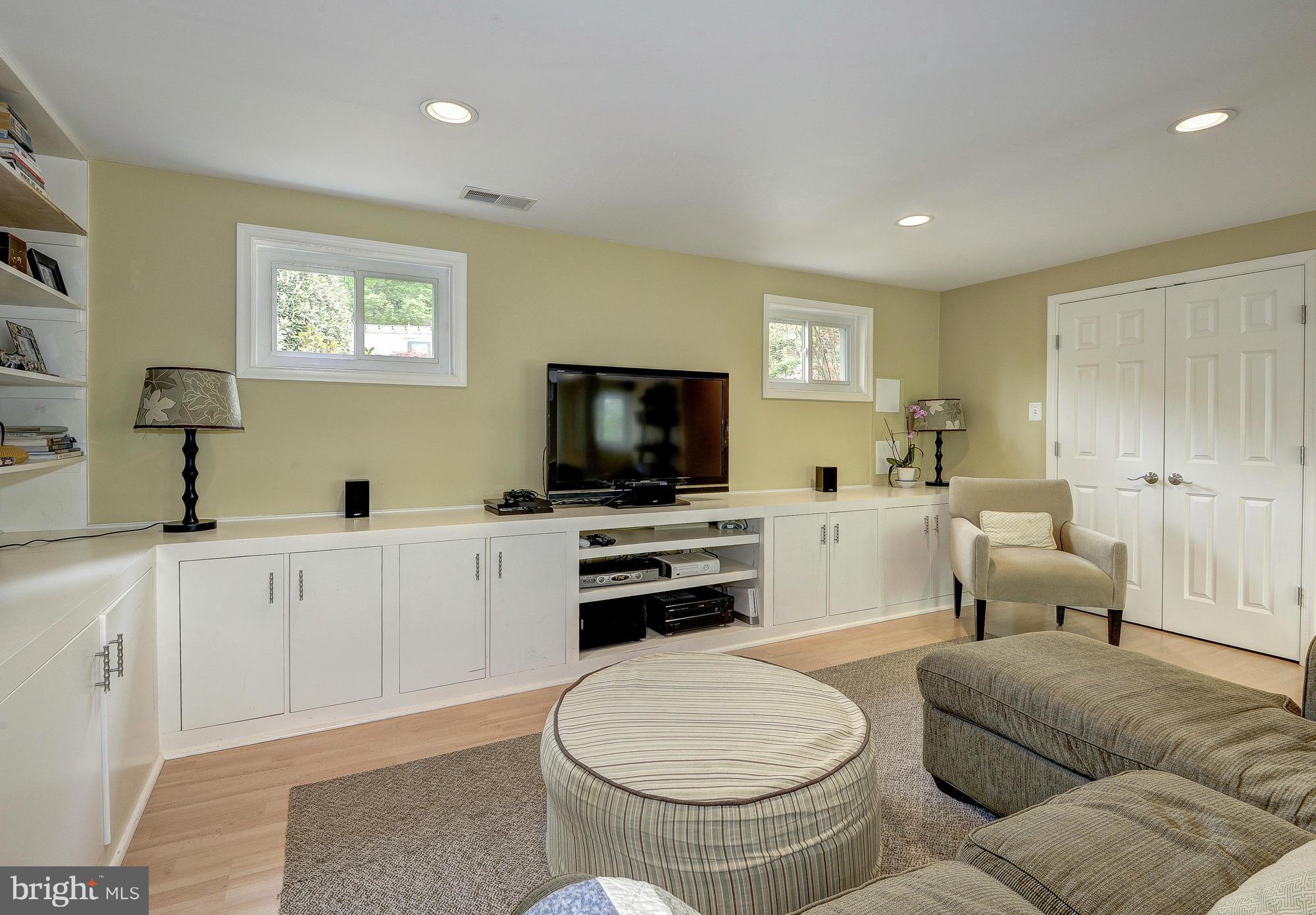 6527 East Halbert Road Bethesda, MD 20817 - Photo 20 of 30 Family Room