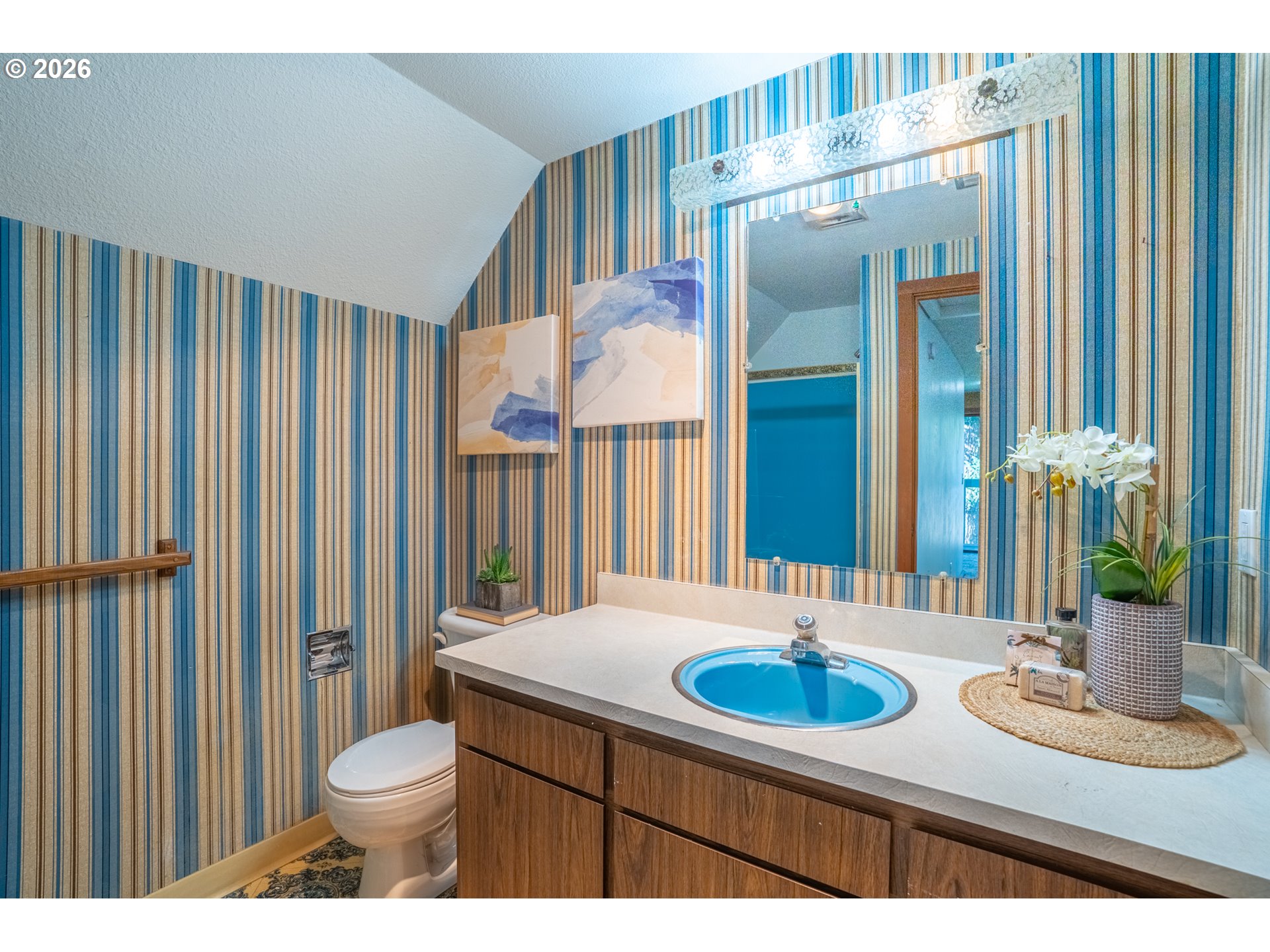 1708 River Road Eugene, OR 97404 - Photo 22 of 44 Bathroom
