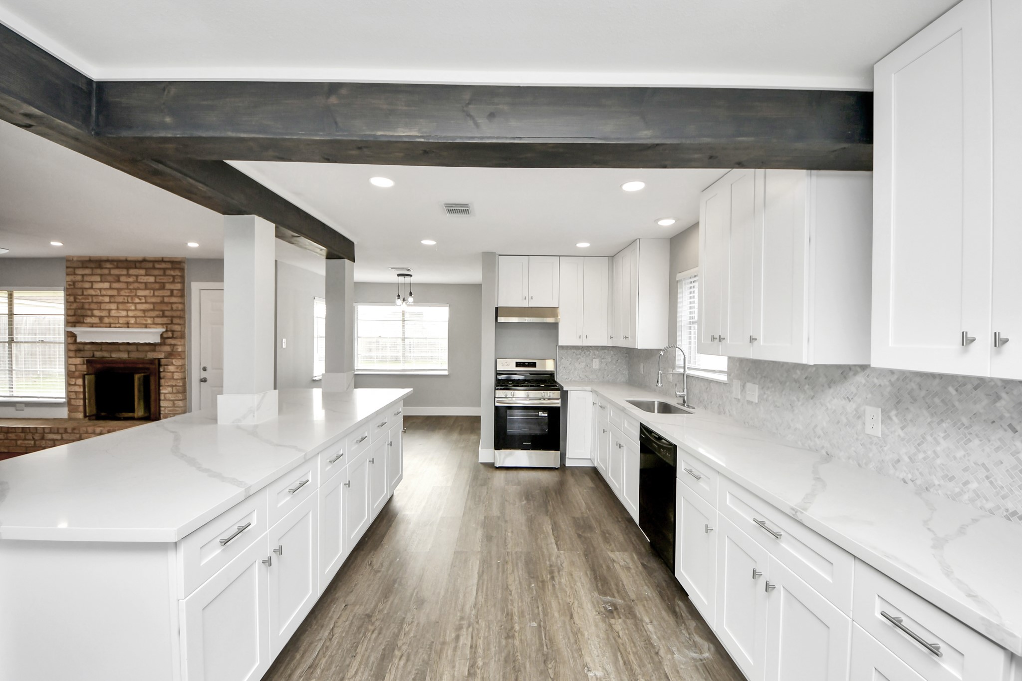 15423 Ridingwood Drive Houston, TX 77489 - Photo 18 of 43 a large white kitchen with a large window