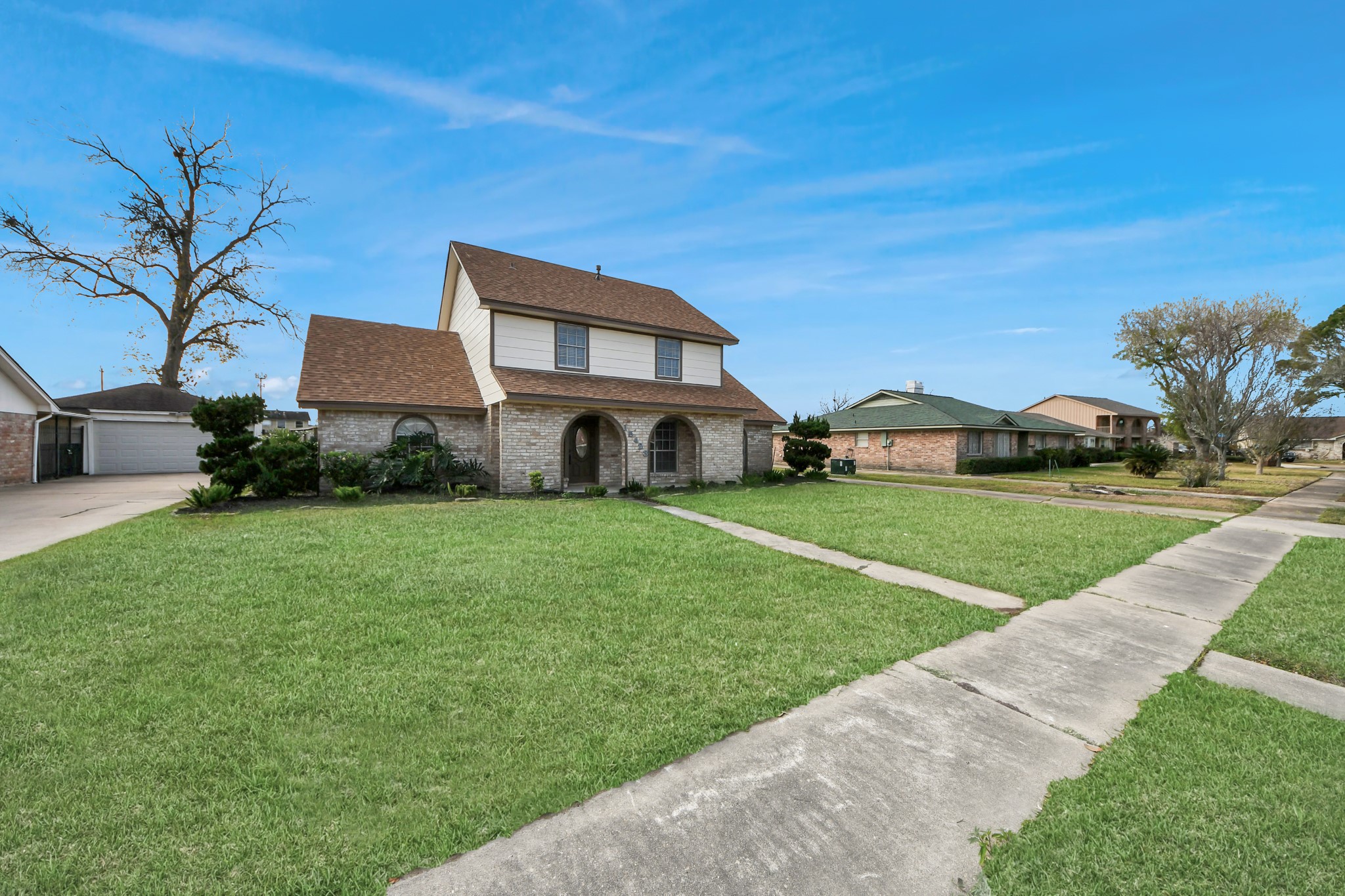15423 Ridingwood Drive Houston, TX 77489 - Photo 2 of 43 a front view of a house with garden