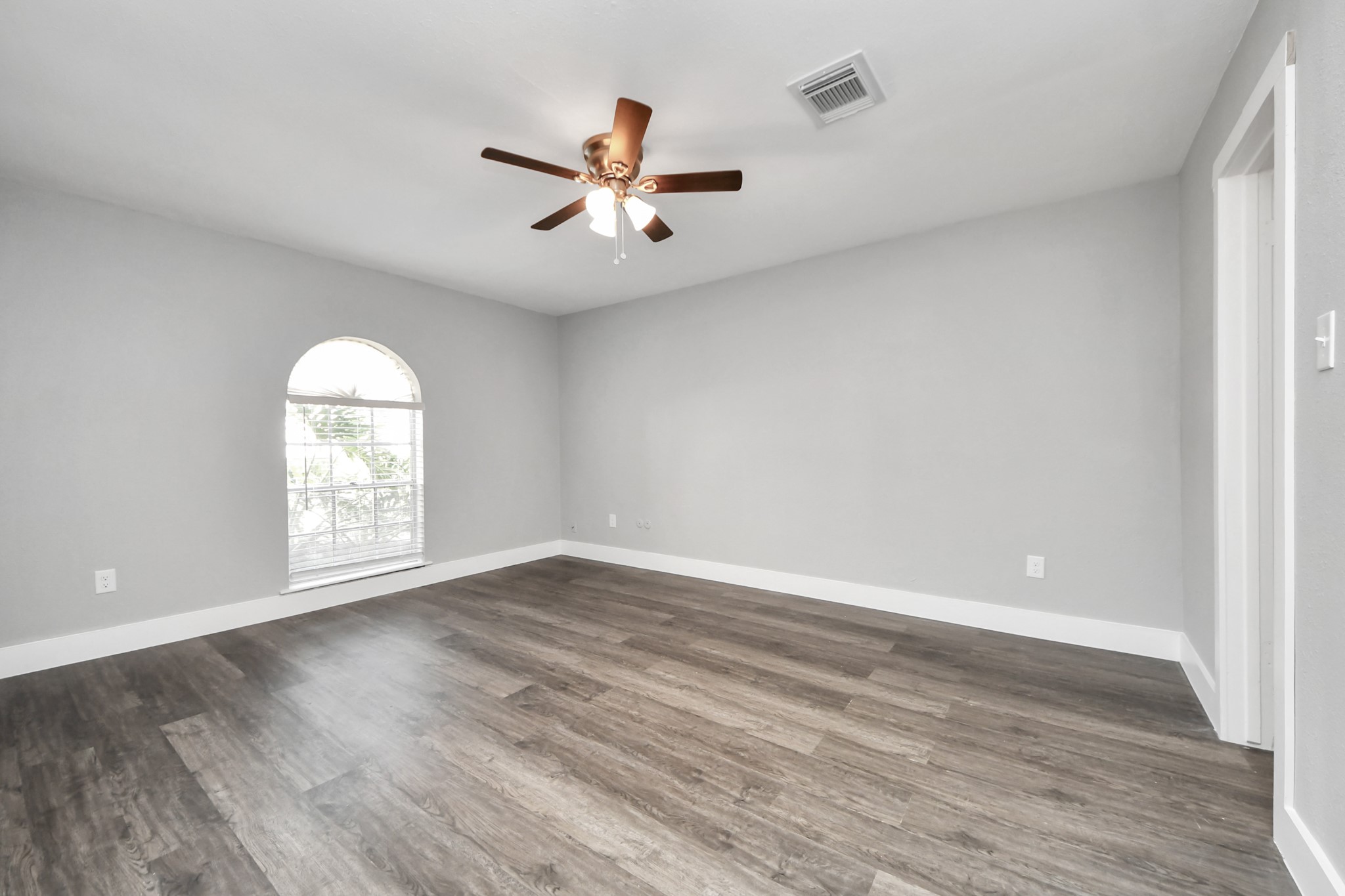 15423 Ridingwood Drive Houston, TX 77489 - Photo 25 of 43 an empty room with wooden floor fan and windows